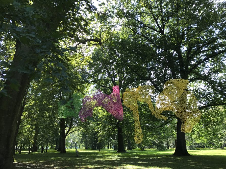 Kunst schwebt im Park